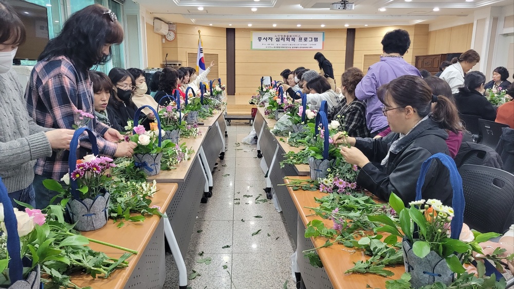 [2025년 11월 [생활지원사 전체 간담회 실시 및 심리회복교육 실시-노인맞춤돌봄서비스]